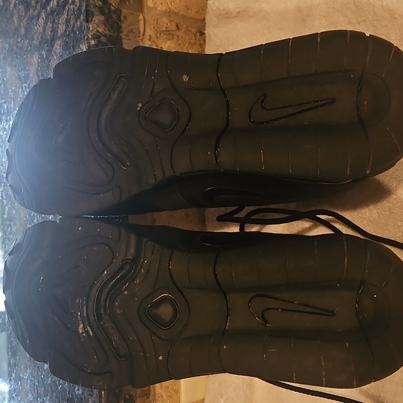 Nike  All-Black Sneakers - Picture 6 of 7